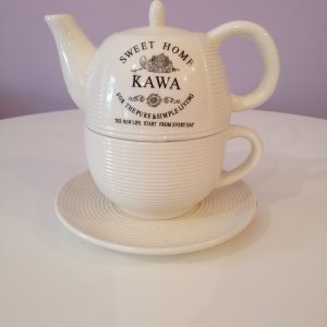 Dzbanek z filiżanką i spodkiem