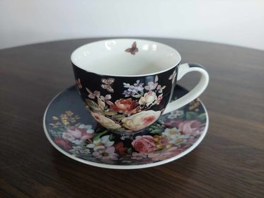 Filiżanka ze spodkiem