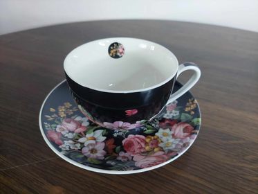 Filiżanka ze spodkiem