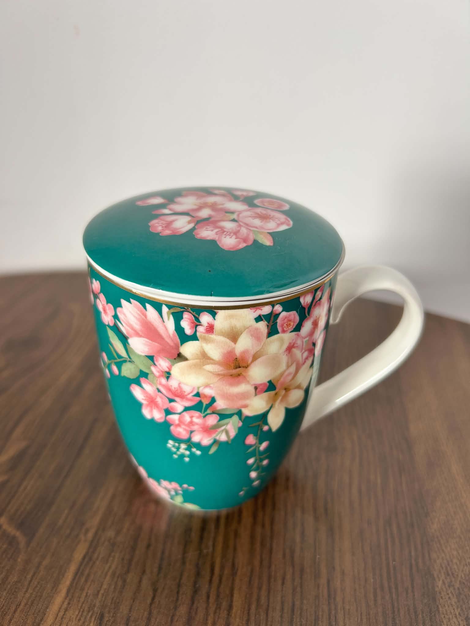 Porcelanowy kubek w kwiaty z zaparzaczem i pokrywką