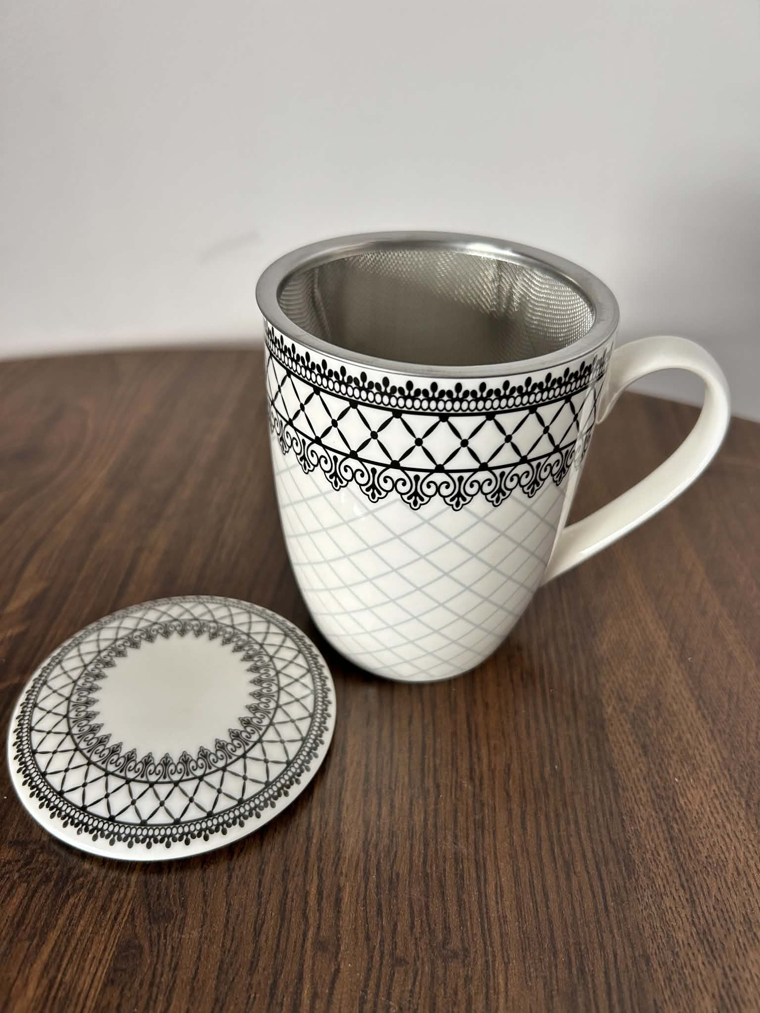 Kubek w koronkę z zaparzaczem i pokrywką porcelanowy