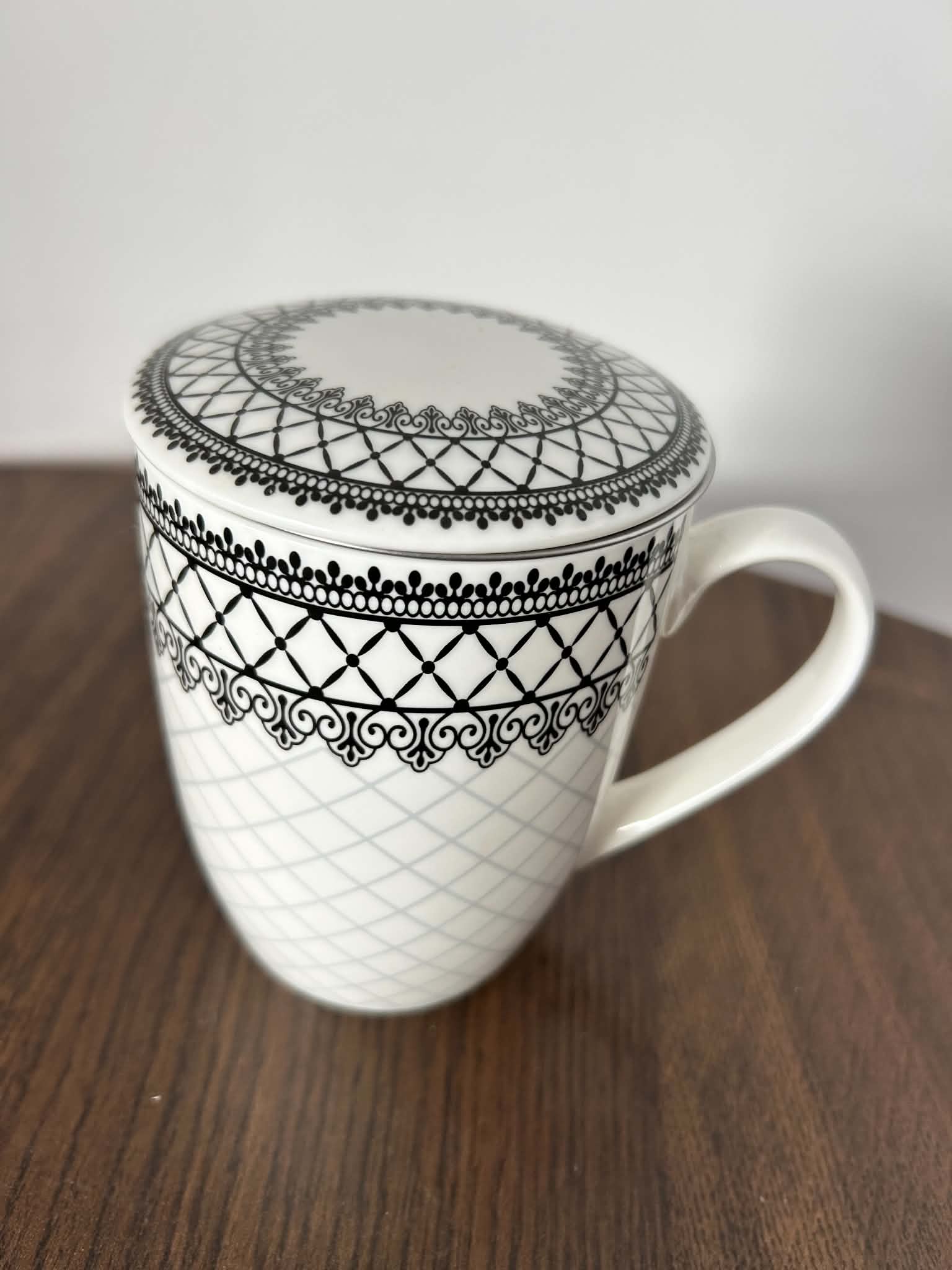 Kubek w koronkę z zaparzaczem i pokrywką porcelanowy