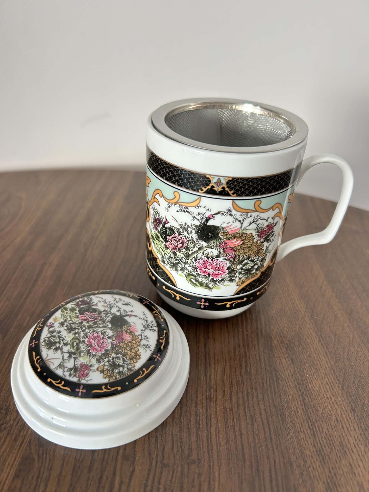 Porcelanowy kubek z zaparzaczem i pokrywką Paw i Kwiaty 360 ml