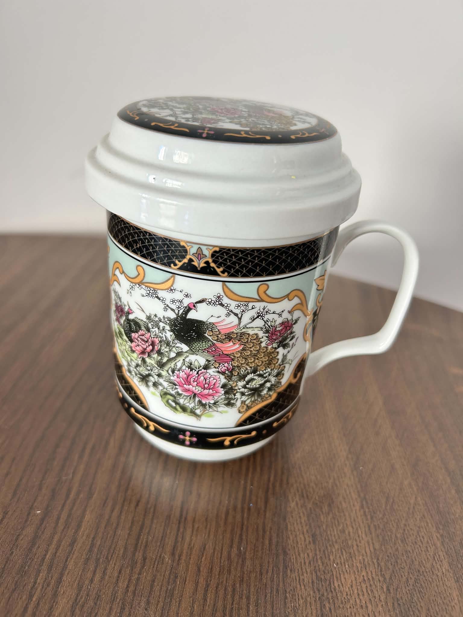 Porcelanowy kubek z zaparzaczem i pokrywką Paw i Kwiaty 360 ml
