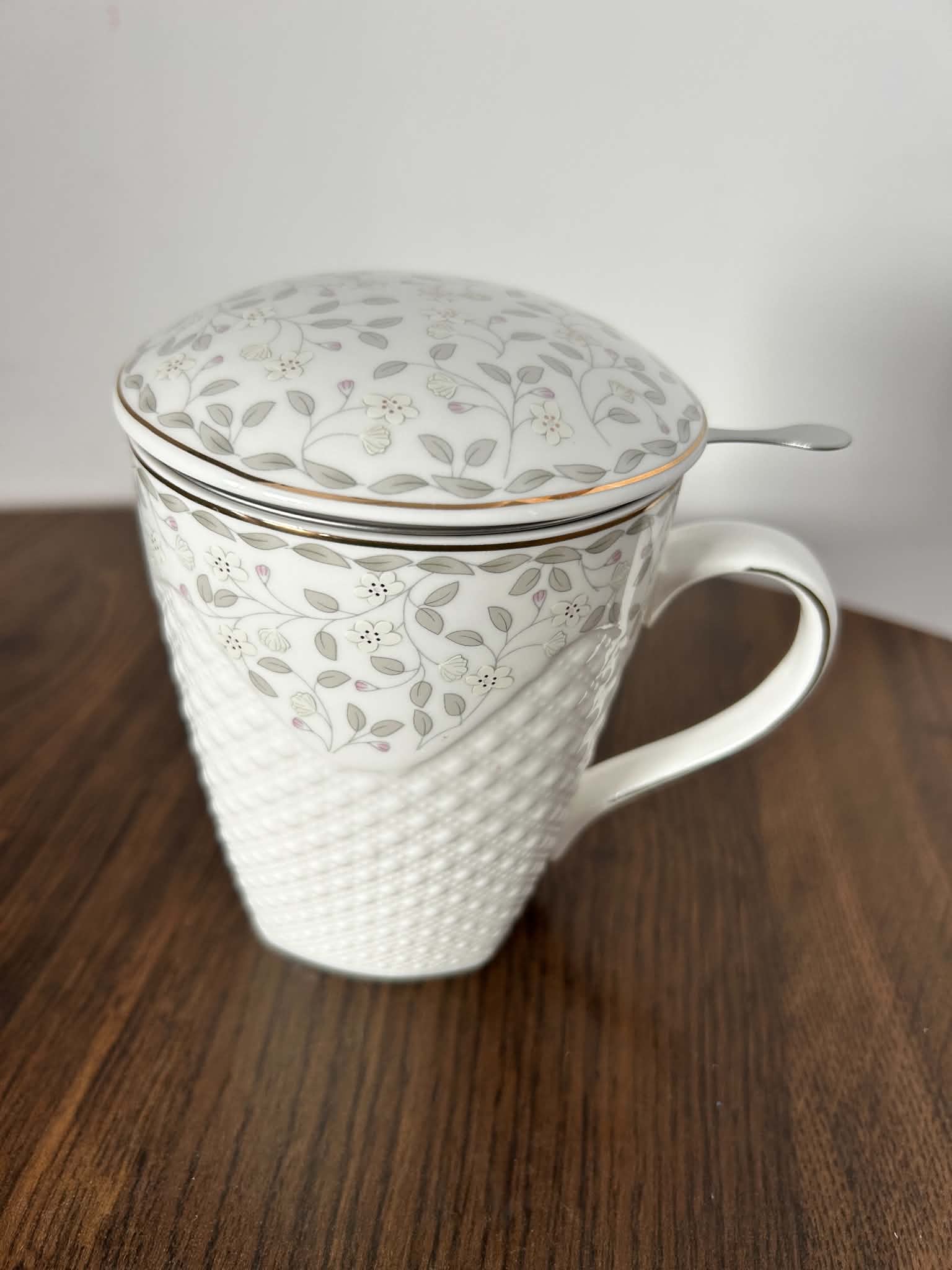 Porcelanowy kubek z zaparzaczem i pokrywką 360 ml
