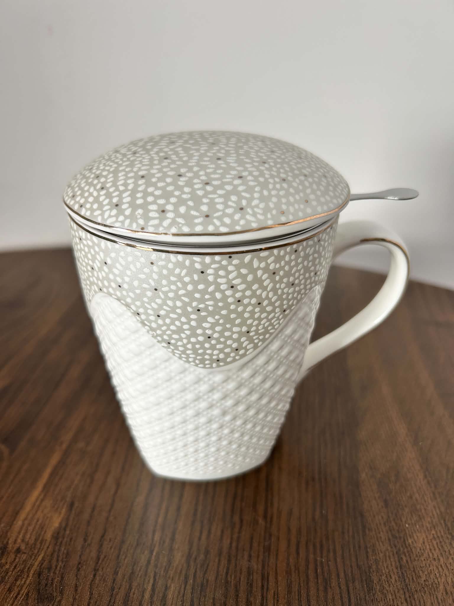 Kubek z zaparzaczem i pokrywką 360 ml porcelanowy.